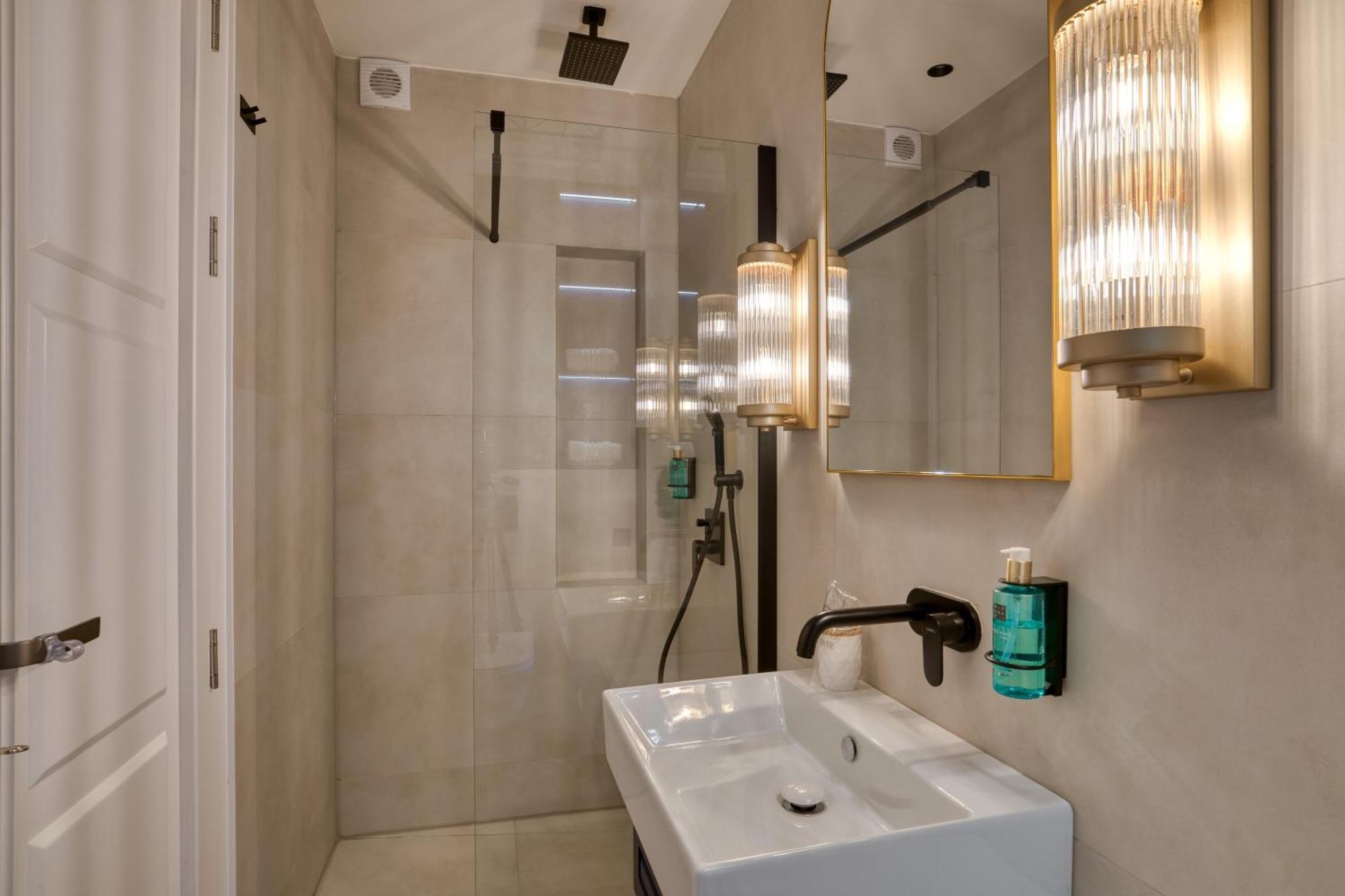 Hive Luxury Suites By Mn Property Kotor Exteriör bild