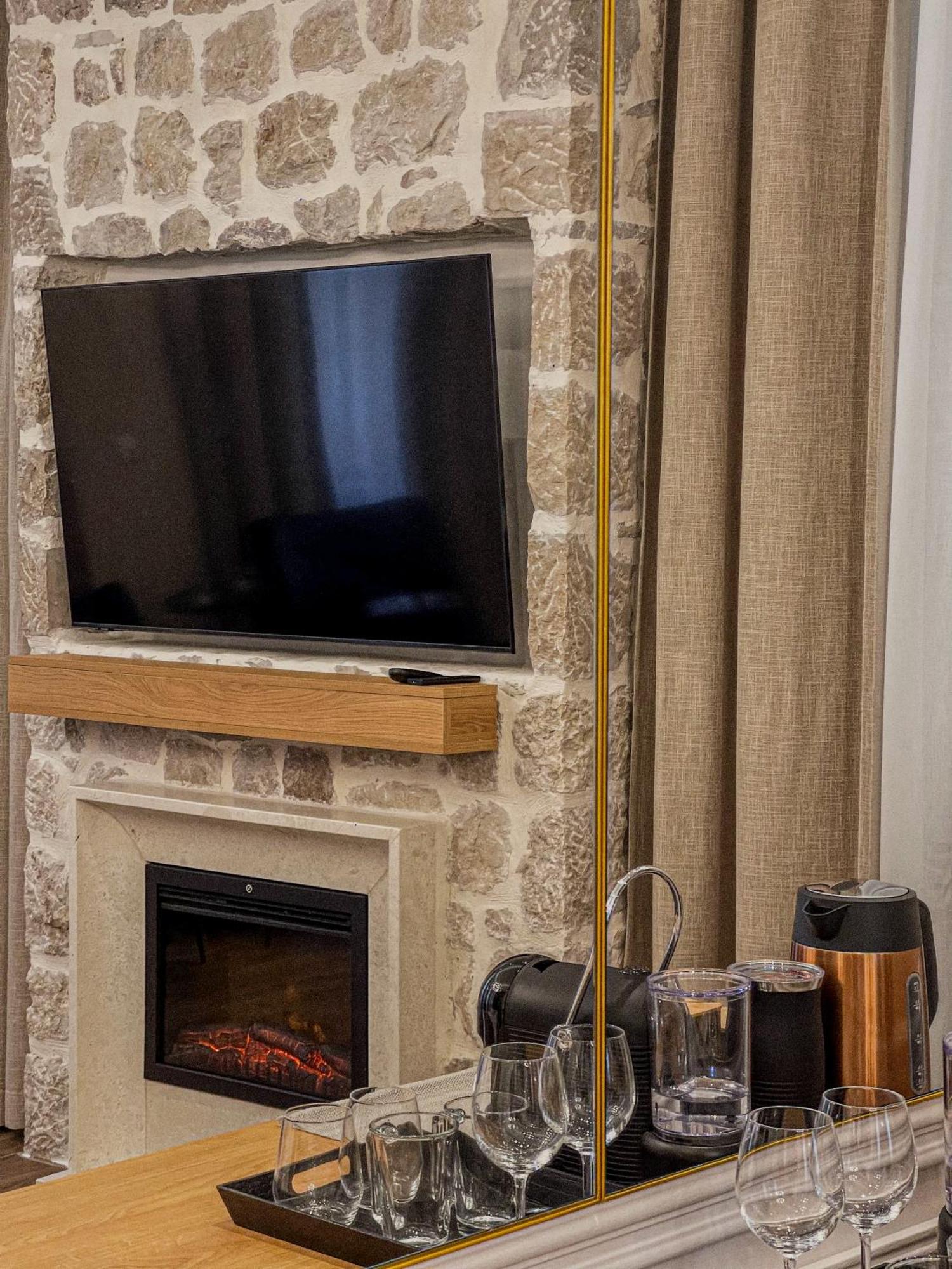 Hive Luxury Suites By Mn Property Kotor Exteriör bild